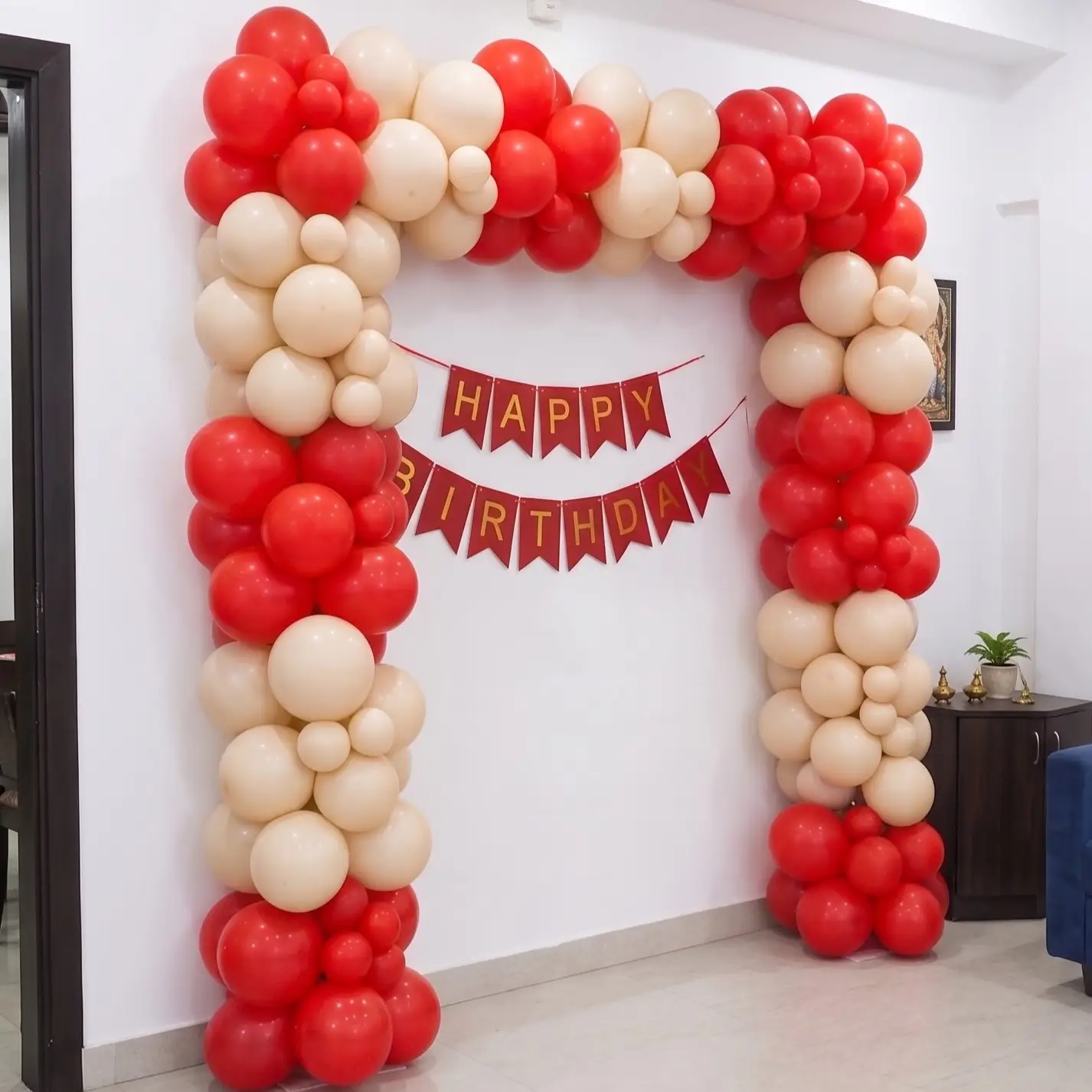 Elegant Red Birthday Balloon Decor — photo 3